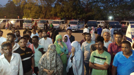 Keluarga mangsa menunggu untuk menerima mayat di Lapangan Terbang Antarabangsa Hazrat Shahjalal pada 18 April 2026. Foto: Ihsan