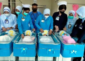 Keibubapaan yang tertunda mendorong kadar kelahiran Malaysia menurun