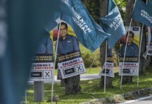 Malaysia membatalkan pendaftaran blok pembangkang utama Perikatan Nasional ketika pilihan raya semakin hampir